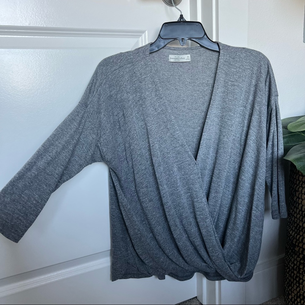 Abercrombie & Fitch gray 3/4 sleeve shirt